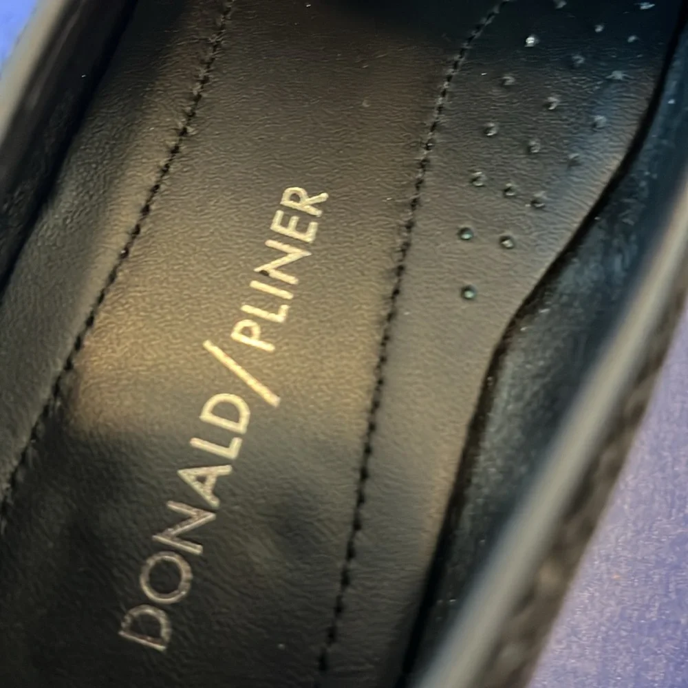 Women’s Donald J Pilner‎ Black Leather loafers Size 6.5 M -flawed